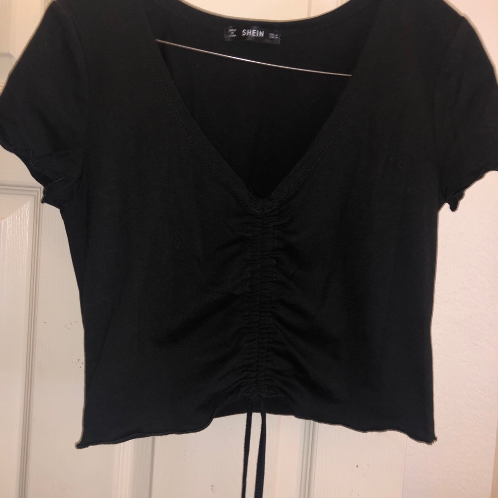 Black synched cropped lettuce tee shirt